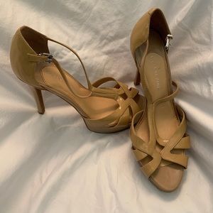 Gianni Bini beige patent leather strap sandal heel, size 9m